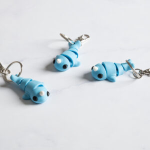 Flexi Narhval nøglering - Lysblå/hvid