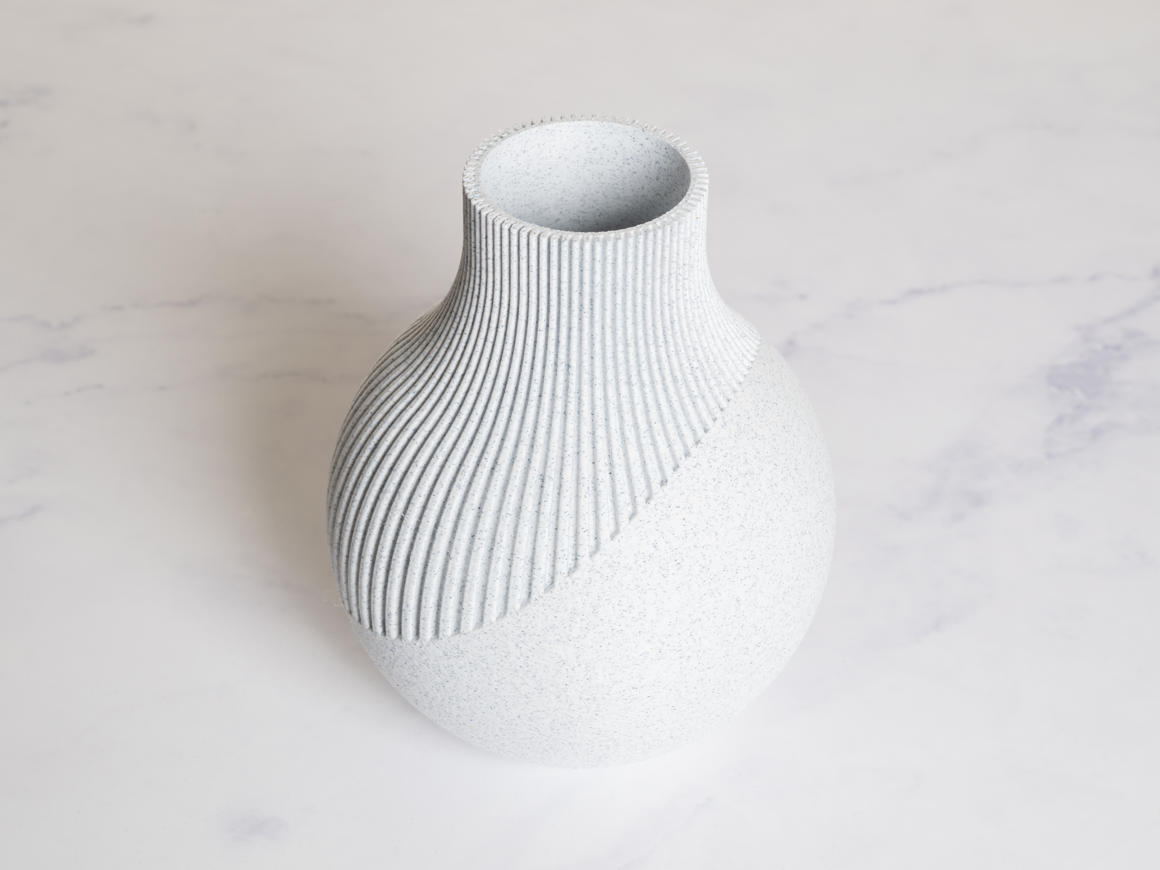 Neki Japandi vase skrå linjer